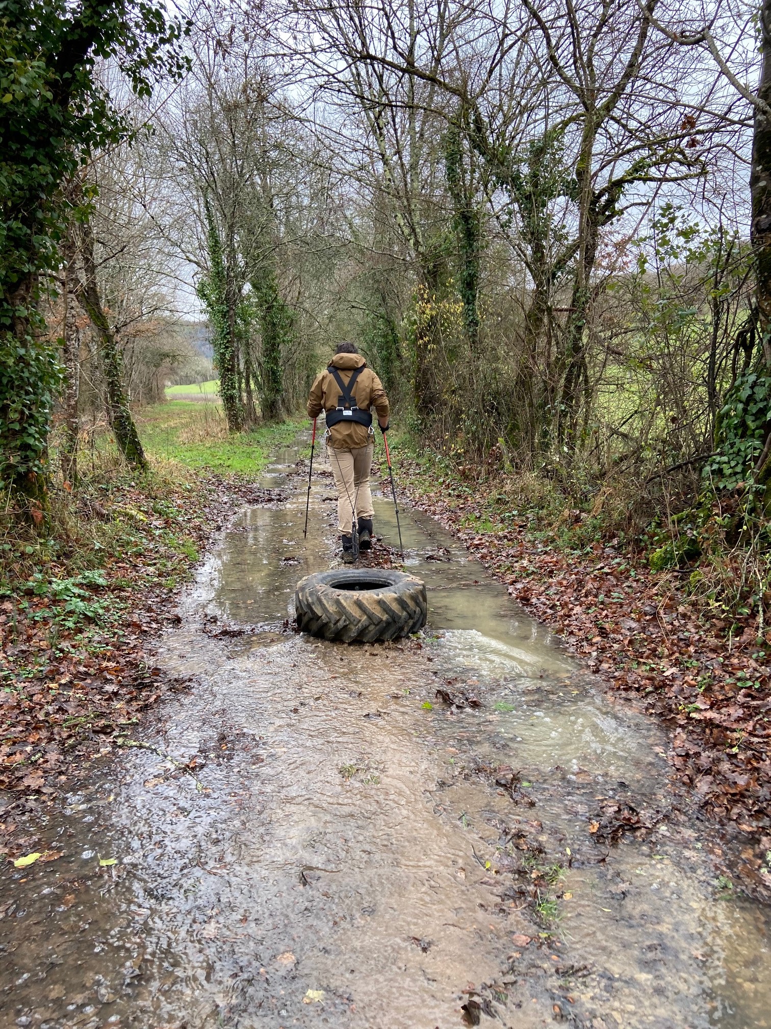 Tyre pulling along flooded paths